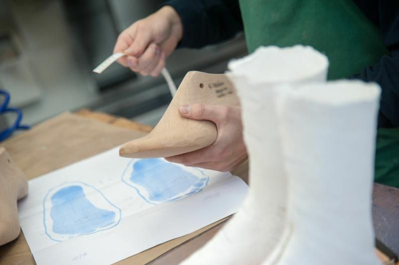 Handwerkliche Fertigung eines orthopädischen Schuhs